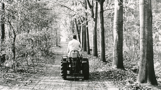 850835 Afbeelding van een broeder franciscaan op een kleine Ferrari-tractor, die bezig is met opruimwerkzaamheden op ...